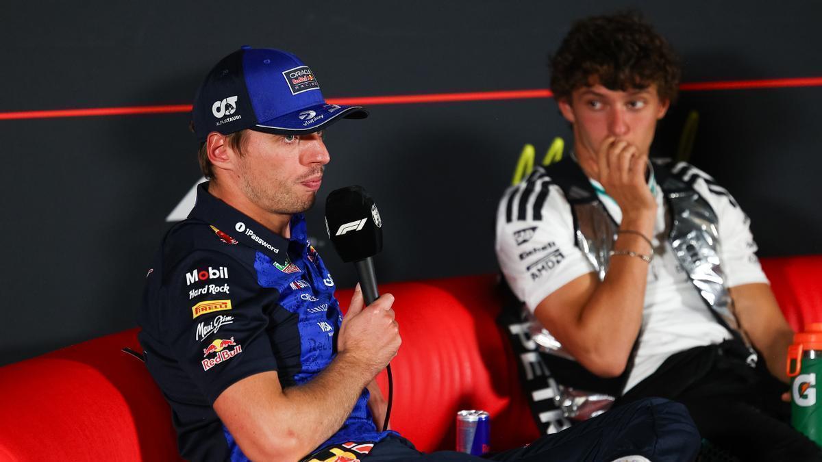 Max Verstappen realiza declaraciones ante la atenta mirada de Kimi Antonelli.