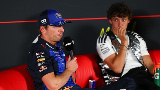 Max Verstappen realiza declaraciones ante la atenta mirada de Kimi Antonelli.