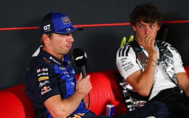 Max Verstappen realiza declaraciones ante la atenta mirada de Kimi Antonelli.