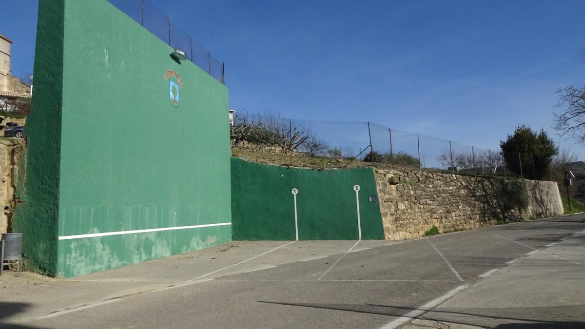 Al frontón de Muzqui lo cruza la carretera y su pared está a la derecha.