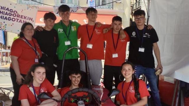 Integrantes del conjunto iurretarra posan con el vehículo eléctrico en el campeonato / Iurreklec Integrantes del conjunto iurretarra posan con el vehículo eléctrico en el campeonato