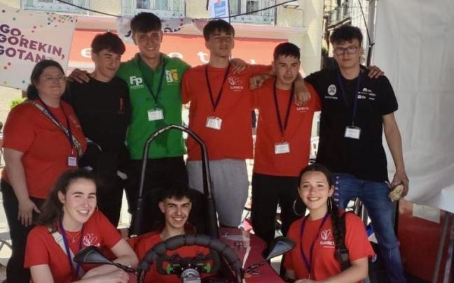 Integrantes del conjunto iurretarra posan con el vehículo eléctrico en el campeonato / Iurreklec Integrantes del conjunto iurretarra posan con el vehículo eléctrico en el campeonato