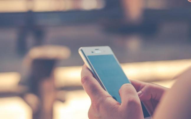 Una persona consulta su teléfono móvil. / EP Una persona consulta su teléfono móvil.