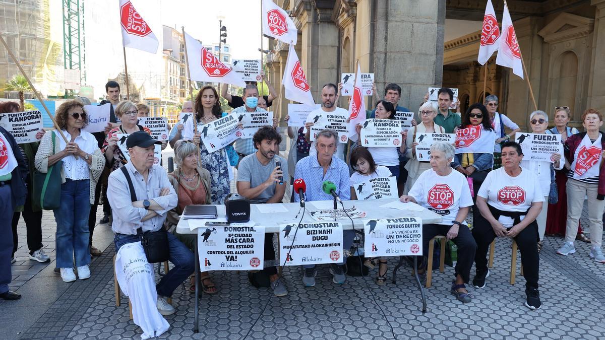 Protesta de Stop Desahucios frente al ayuntamiento de Donostia.
