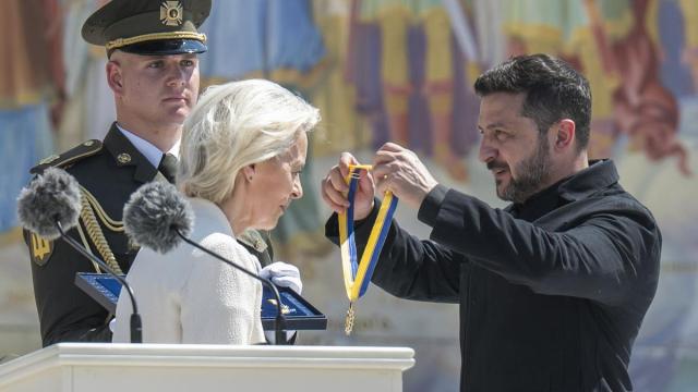 El presidente ucraniano, Volodímir Zelenski, entrega a la presidenta de la Comisión Europea, Ursula von der Leyen, la primera "Orden de Europa"