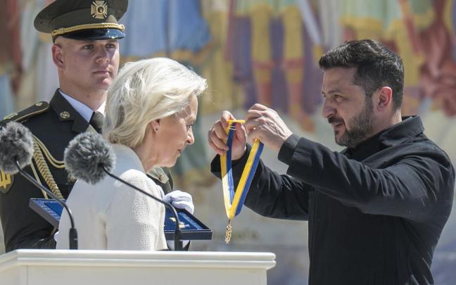 El presidente ucraniano, Volodímir Zelenski, entrega a la presidenta de la Comisión Europea, Ursula von der Leyen, la primera "Orden de Europa"