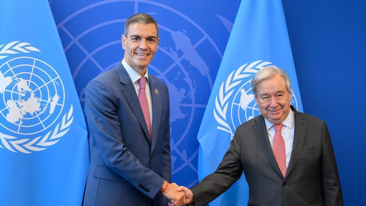 Pedro Sánchez y el secretario general de Naciones Unidas, António Guterres, se saludan en un anterior encuentro.