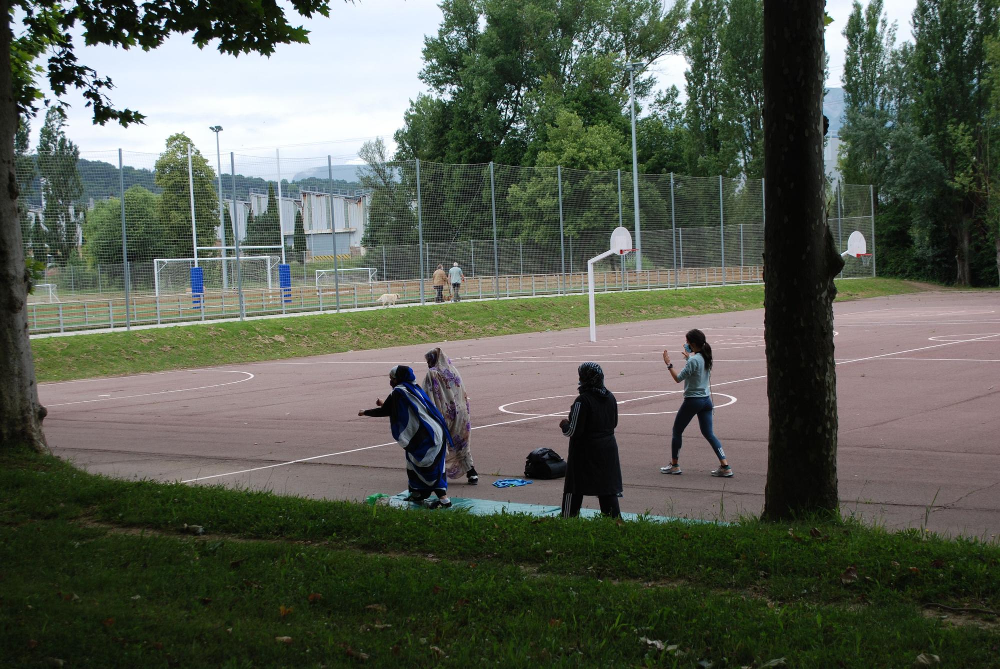 Unas mujeres haciendo ejercicio en las inmediaciones de las pistas de tenis del Refor en Amurrio