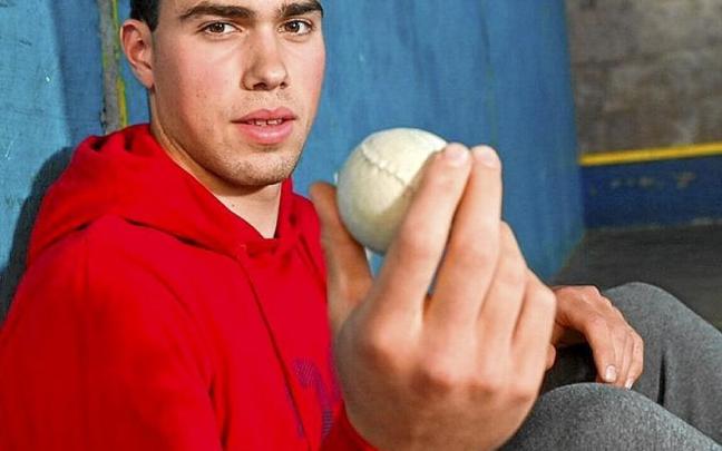 Gorka Ugartemendia posa en el frontón de Alkiza. | FOTO: ARNAITZ RUBIO