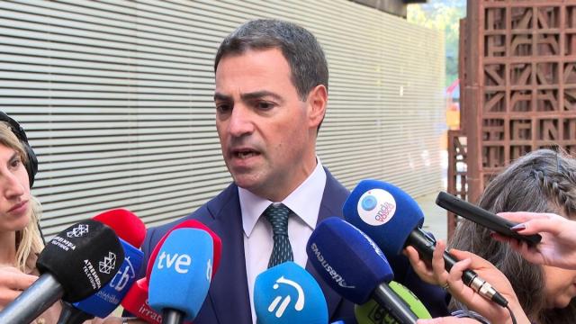 Imanol Pradales, realiza declaraciones sobre el adelanto electoral en Bilbao.