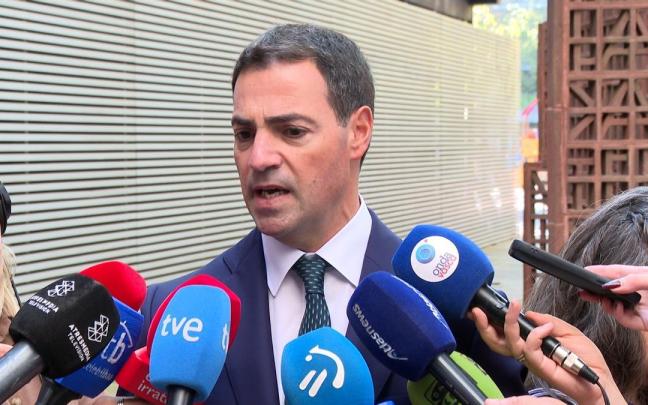 Imanol Pradales, realiza declaraciones sobre el adelanto electoral en Bilbao.