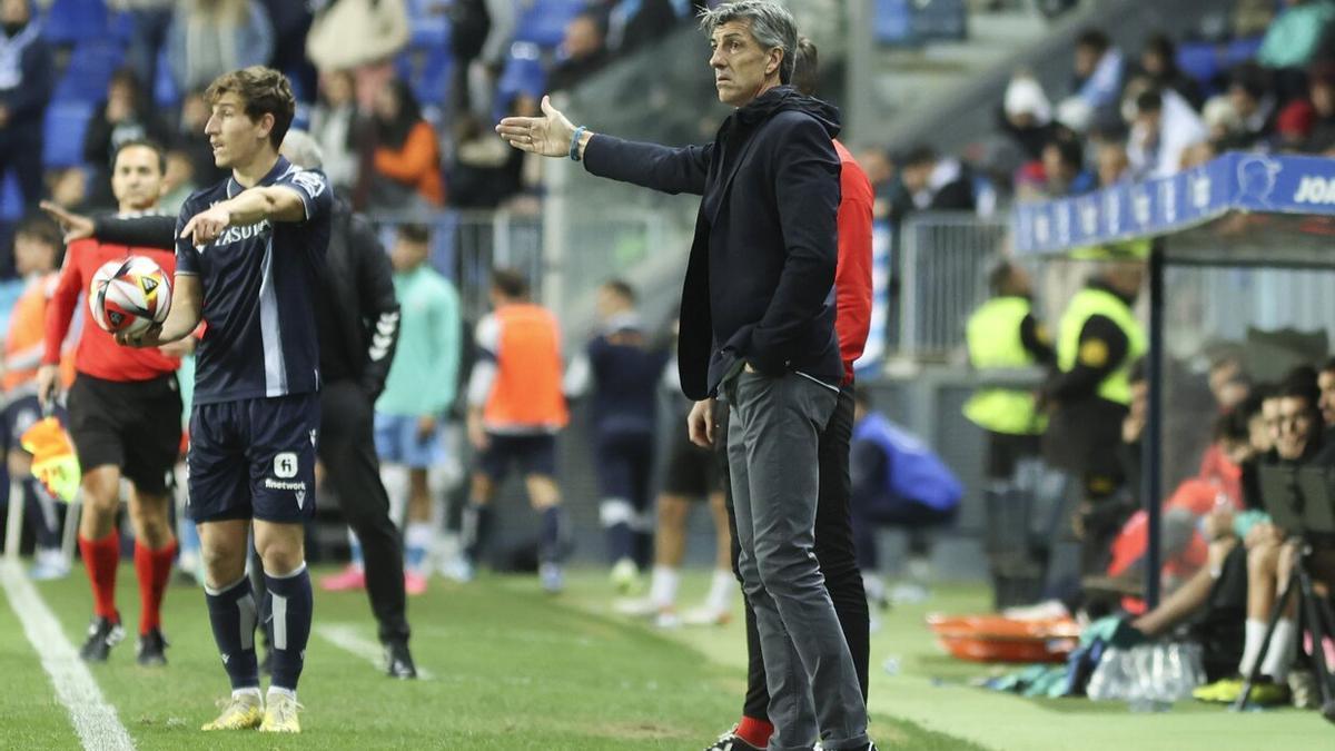 Imanol, ayer en la banda de La Rosaleda. / DANIEL PÉREZ