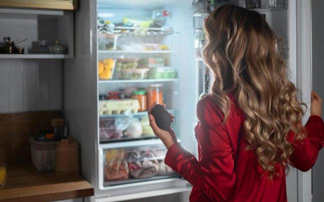 Aunque la nevera es una gran ayuda, no es todopoderosa y algunos alimentos cocinados acaban estropeándose si están más tiempo del debido.