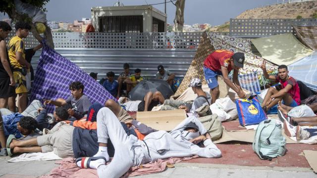 Varias personas migrantes en las calles del barrio de Loma Colmenar.