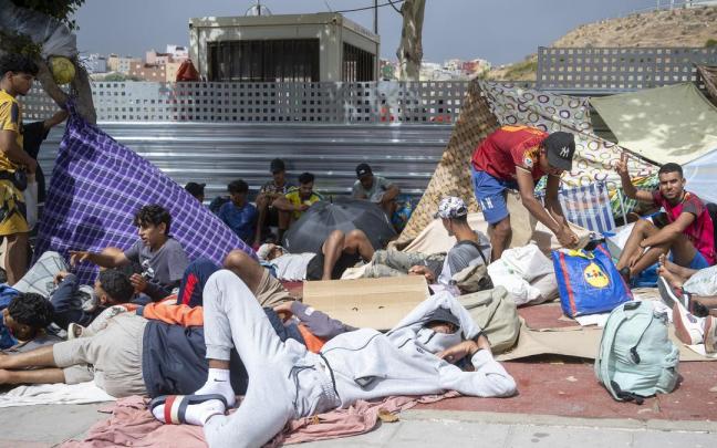 Varias personas migrantes en las calles del barrio de Loma Colmenar.