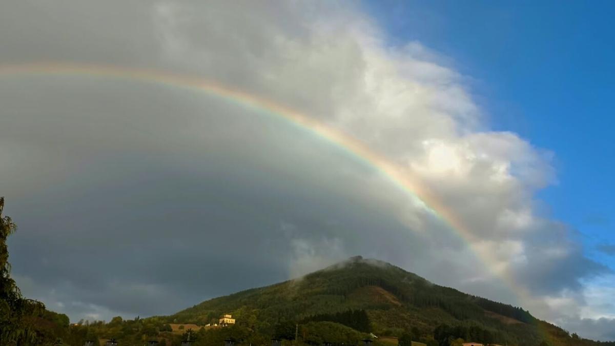 El arco iris sobre el monte Irimo de Urretxu.