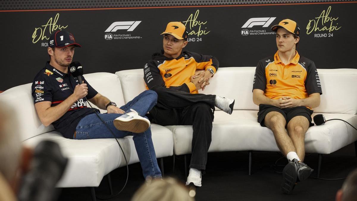 Verstappen, Norris y Piastri, compareciendo ante los medios de comunicación.