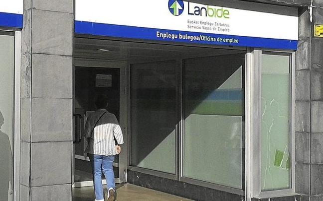 Una persona entra a una oficina de Lanbide. Una persona entra a una oficina de Lanbide.