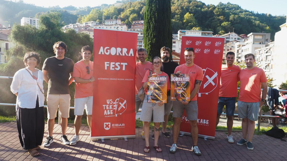 Presentación de la agenda de conciertos y espectáculos y actuaciones de música callejera anunciados para el próximo fin de semana en Eibar.