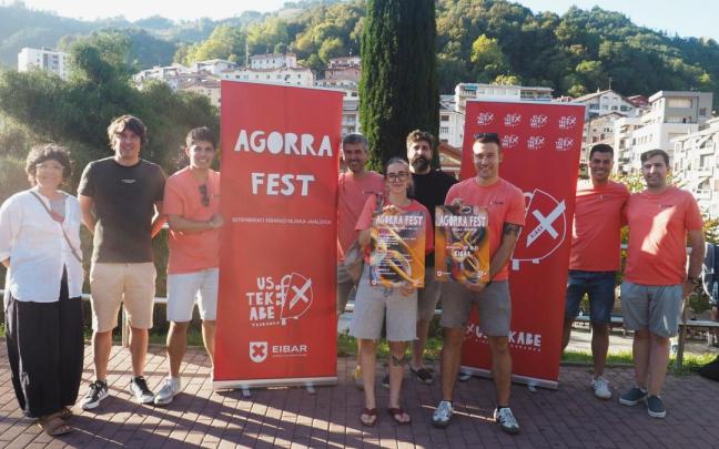 Presentación de la agenda de conciertos y espectáculos y actuaciones de música callejera anunciados para el próximo fin de semana en Eibar.