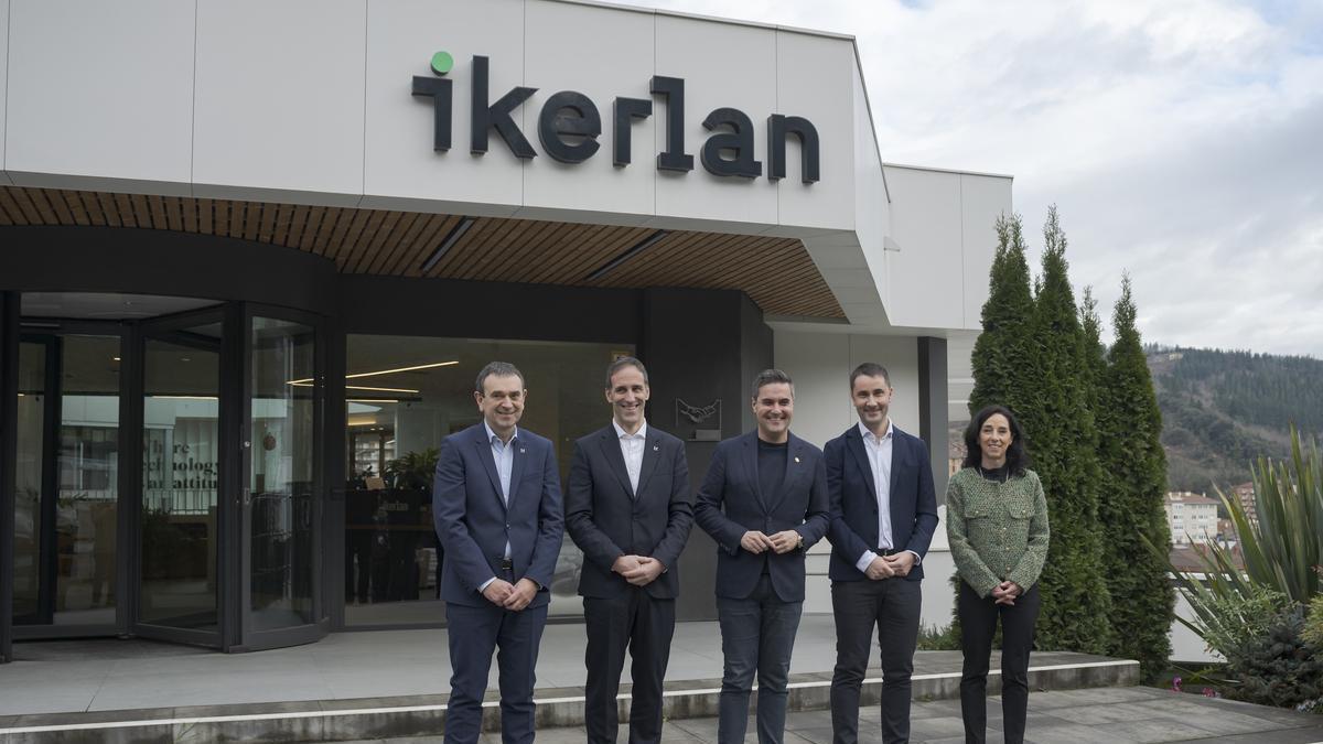 El consejero de Industria, Transición Energética y Sostenibilidad, Mikel Jauregi, el presidente de Mondragon, Pello Rodríguez, el director general de Ikerlan, Ion Etxeberria, y el director general de Orbik Cybersecurity, Salvador Trujillo.