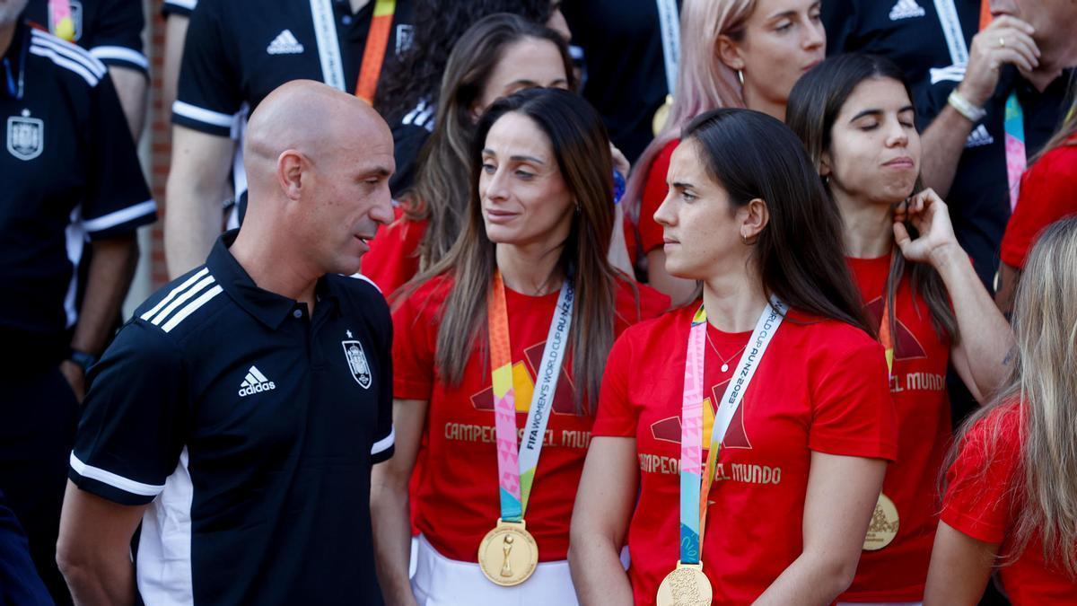 Rubiales conversa con las jugadoras Esther González (c) y Rocío Gálvez (d) durante la recepción de Pedro Sánchez a las campeonas del mundo.