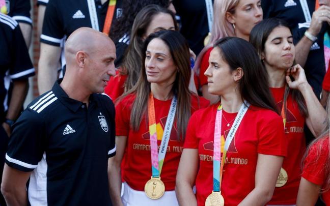 Rubiales conversa con las jugadoras Esther González (c) y Rocío Gálvez (d) durante la recepción de Pedro Sánchez a las campeonas del mundo.