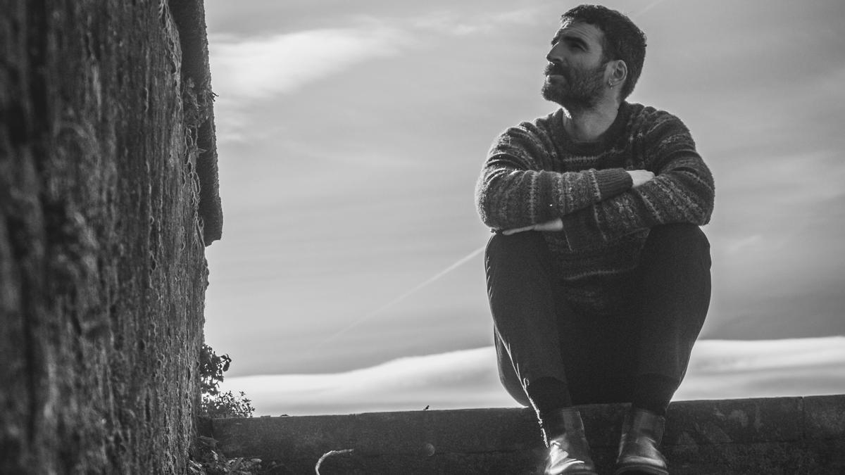 Tras haber participado en diferentes bandas y proyectos, ‘Bizirik gaude’ es el primer disco que publica con el nombre artístico de Gartxot.