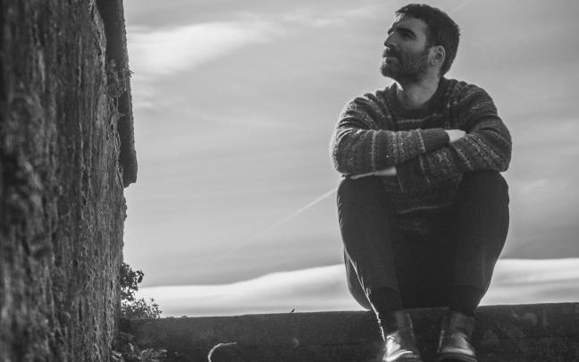 Tras haber participado en diferentes bandas y proyectos, ‘Bizirik gaude’ es el primer disco que publica con el nombre artístico de Gartxot.