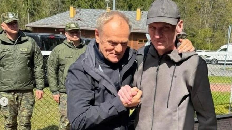 El primer ministro de Polonia, Donald Tusk, junto al periodista polaco, Andrzej Poczobut, liberado por Minsk.