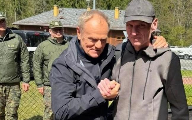 El primer ministro de Polonia, Donald Tusk, junto al periodista polaco, Andrzej Poczobut, liberado por Minsk.