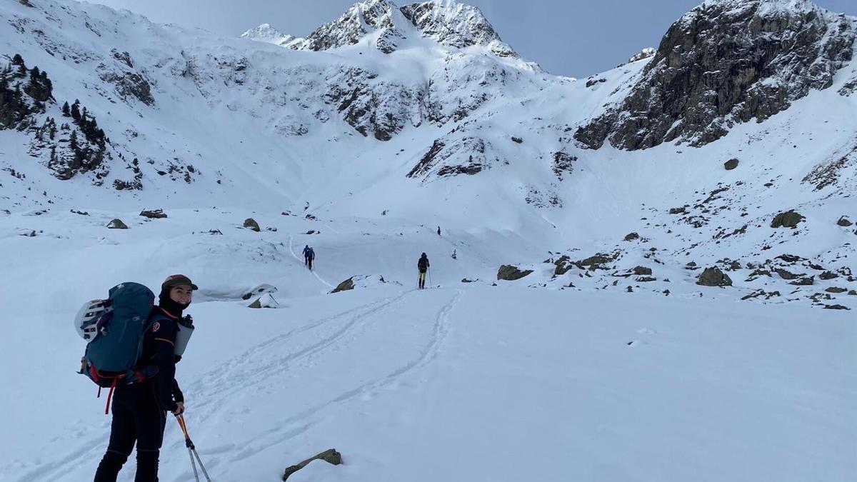Ainhoa Unanue, mendiko eskia egiten.