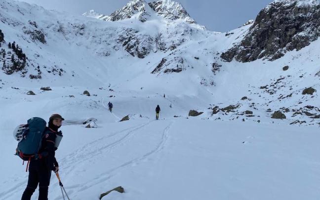 Ainhoa Unanue, mendiko eskia egiten.