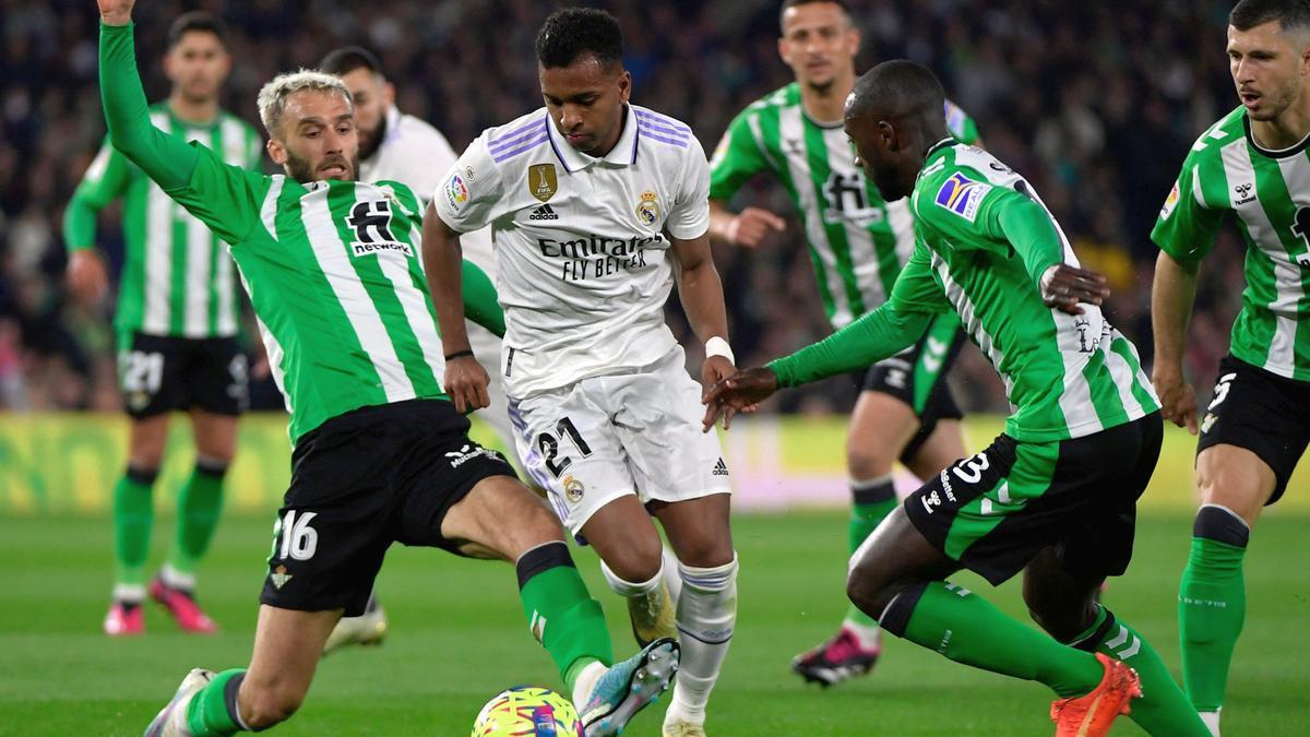 Sabaly y Pezzella intentan robarle el balón a Rodrygo.