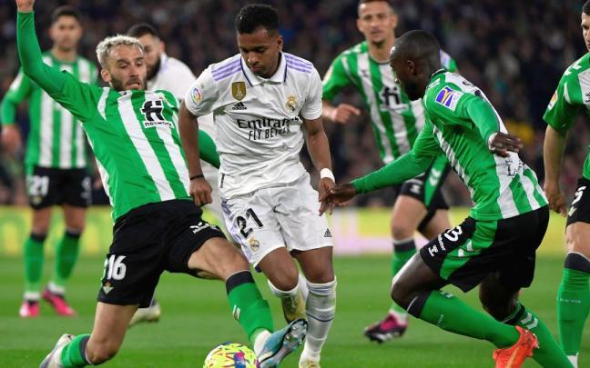 Sabaly y Pezzella intentan robarle el balón a Rodrygo.