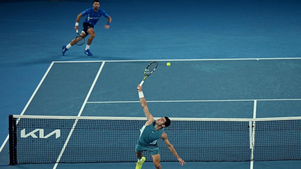 Alcaraz devuelve una pelota a Djokovic durante el partido.