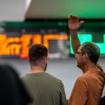 Varias personas esperando, en la Estación de Chamartín Clara Campoamor