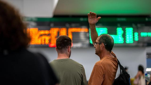 Varias personas esperando, en la Estación de Chamartín Clara Campoamor