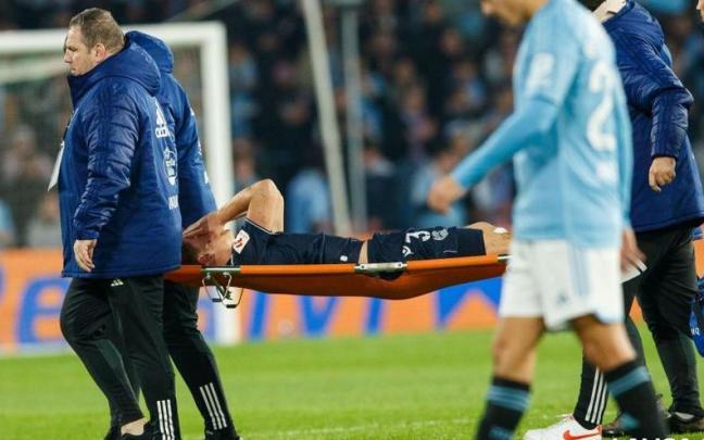 Aihen deja el terreno de juego de Balaídos en camilla. / N.G.