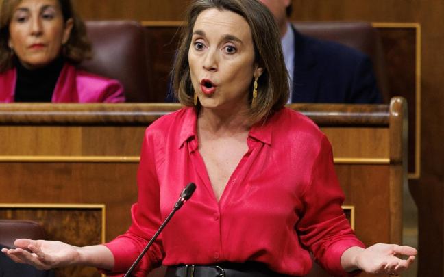 La portavoz del PP en el Congreso, Cuca Gamarra, se dirige a Pedro Sánchez.