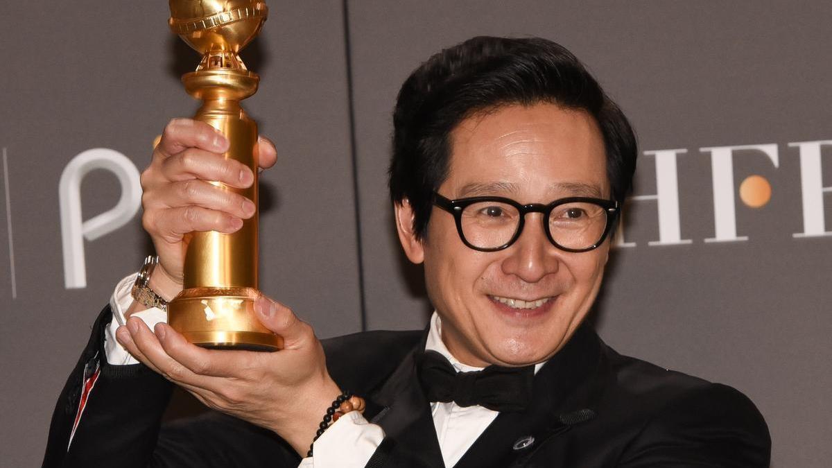 El actor Ke Huy Quan posa con su Globo de Oro como mejor actor de reparto en la edición del año pasado.