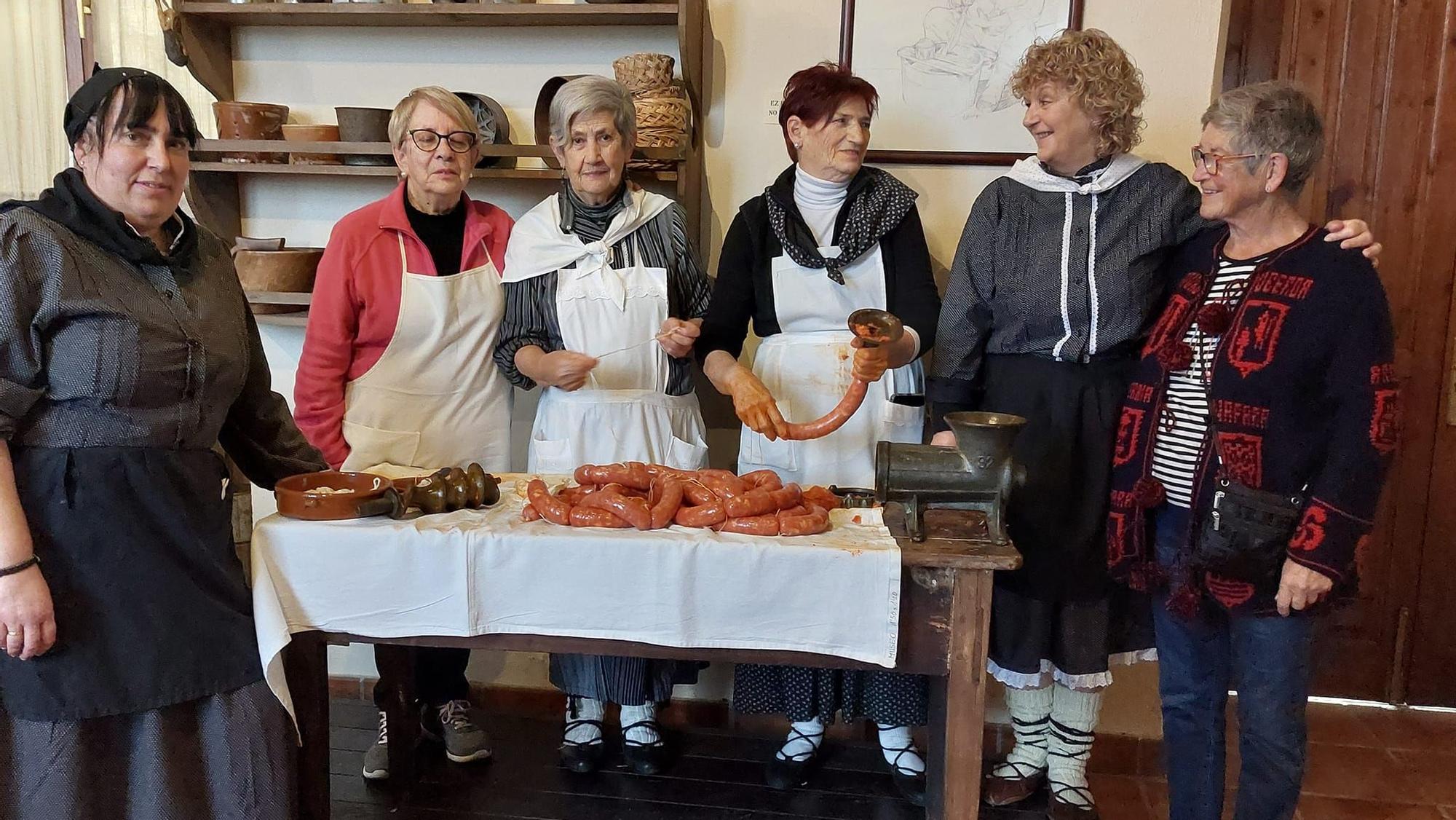 Grupo de mujeres que lleva a cabo la elaboración de mocrillas y chorizos en la Txarriboda