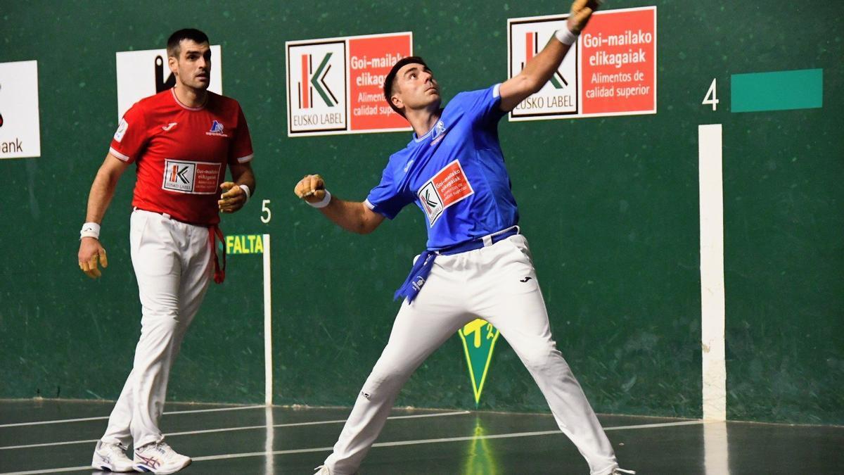 Peio Etxeberria se dispone a ejecutar una volea ante Joseba Ezkurdia en el frontón Baztan de Elizondo.