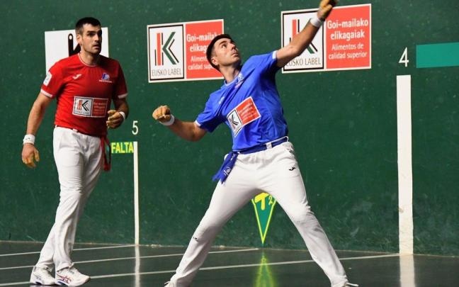 Peio Etxeberria se dispone a ejecutar una volea ante Joseba Ezkurdia en el frontón Baztan de Elizondo.