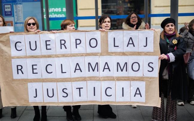 Varias mujeres sujetan una pancarta de 'Cuerpo Laj, reclamamos justicia' ante la sede donde se reúnen el comité de huelga de los Letrados de Justicia y el Ministerio. Varias mujeres sujetan una pancarta de 'Cuerpo Laj, reclamamos justicia' ante la sede donde se reúnen el comité de huelga de los Letrados de Justicia y el Ministerio.
