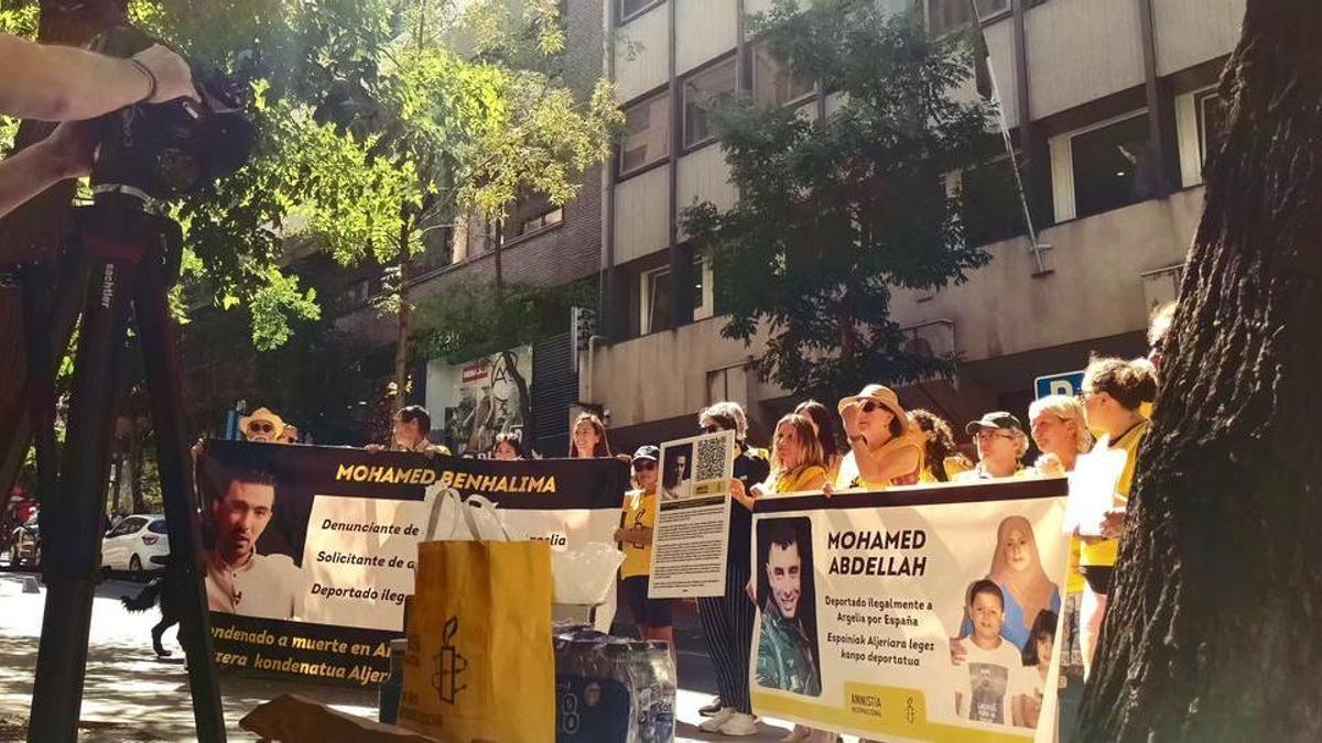 Activistas de Amnistía´´ia Internacional en el exterior de la embajada argelina en Madrid.