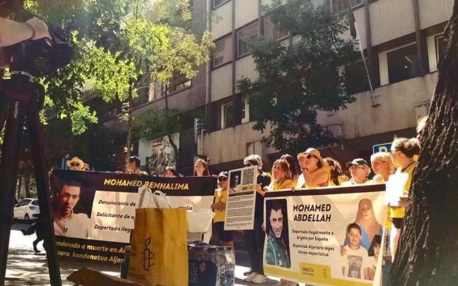 Activistas de Amnistía´´ia Internacional en el exterior de la embajada argelina en Madrid. Activistas de Amnistía´´ia Internacional en el exterior de la embajada argelina en Madrid.