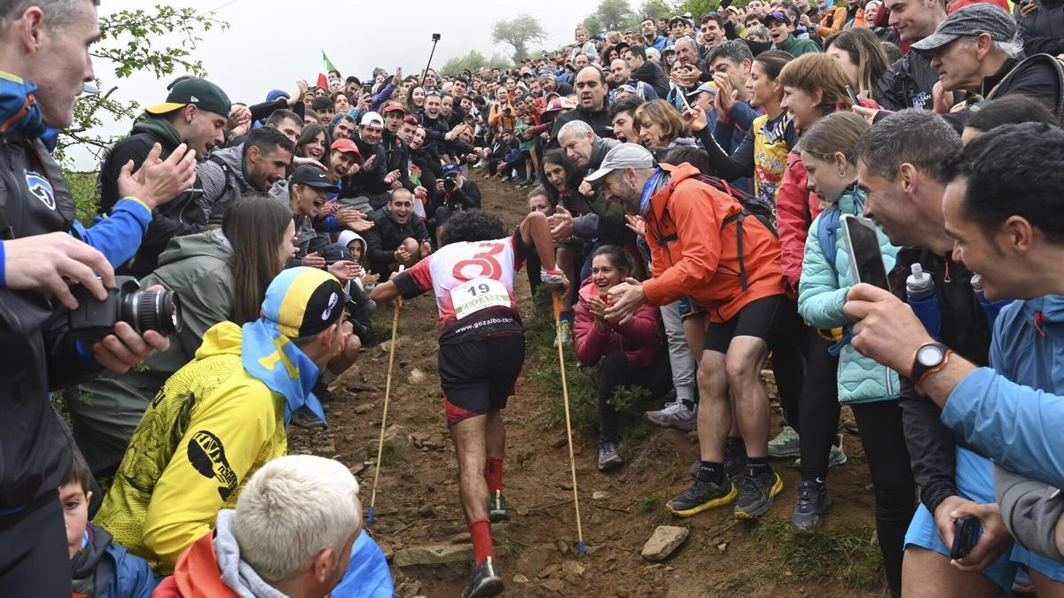 El público arropa a las y los corredores que participan en la Zegama-Aizkorri en la pasada edición.