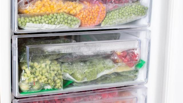 Alimentos congelados en los cajones de un congelador.