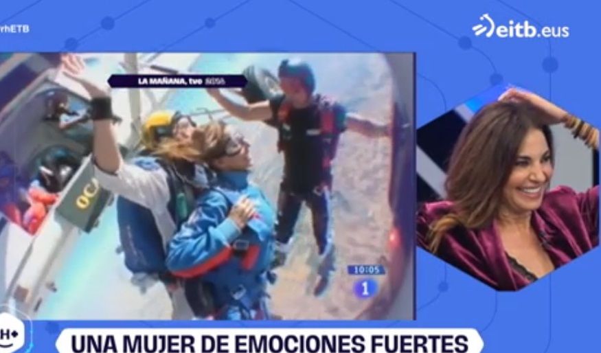 Tirándose en paracaídas junto a María Casado.